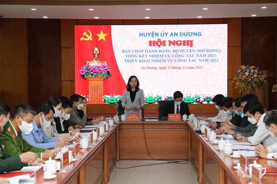Đồng chí Trần Thị Quỳnh Trang, Ủy viên Thành ủy, Bí thư Huyện ủy An Dương phát biểu tại hội nghị.  
