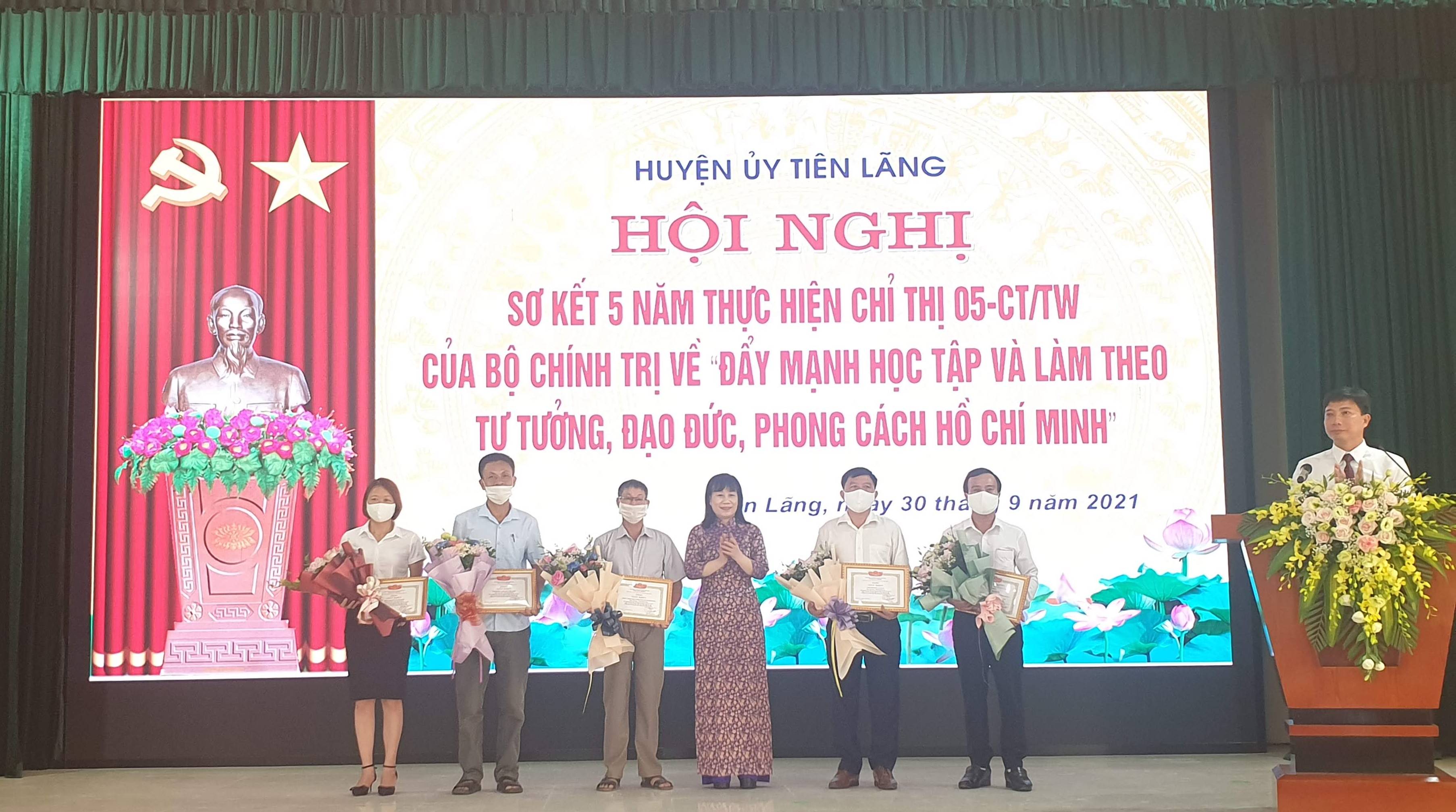 Lãnh đạo huyện Tiên Lãng trao thưởng tặng các tập thể, cá nhân có thành tích thực hiện Chỉ thị 05 của Bộ Chính trị.