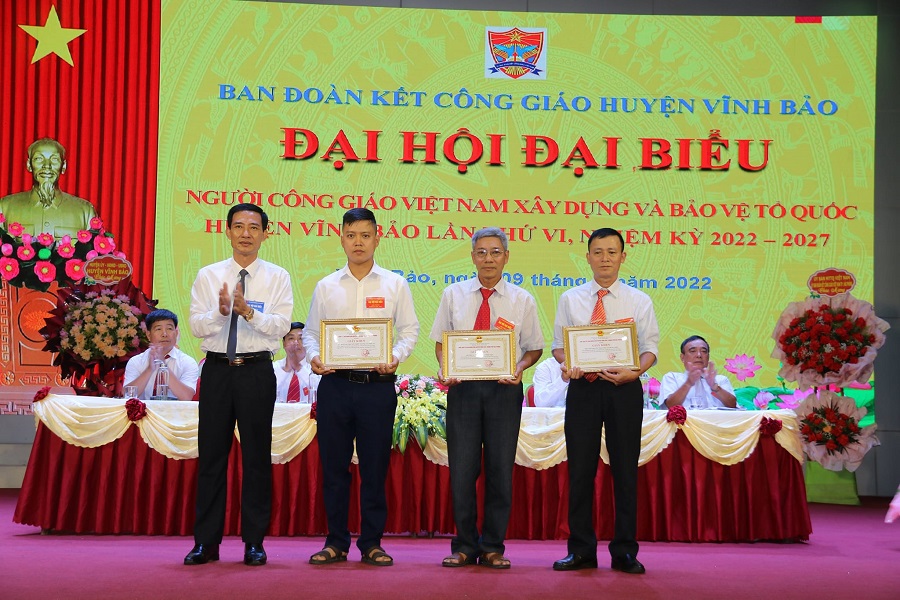 UBND huyện Vĩnh Bảo tặng giấy khen cho các tập thể, cá nhân có thành tích xuất sắc trong tổng kết 5 năm phong trào thi đua yêu nước trong đồng bào công giáo.