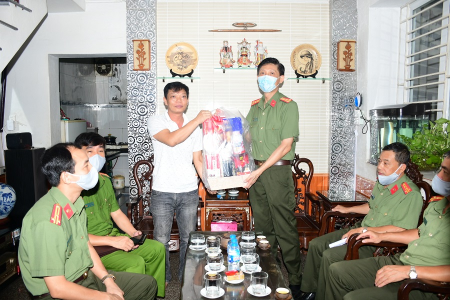 Đại tá Phạm Viết Dũng, Phó Bí thư Đảng ủy, Phó Giám đốc CATP tặng quà gia đình liệt sỹ Nguyễn Hồng Quân  