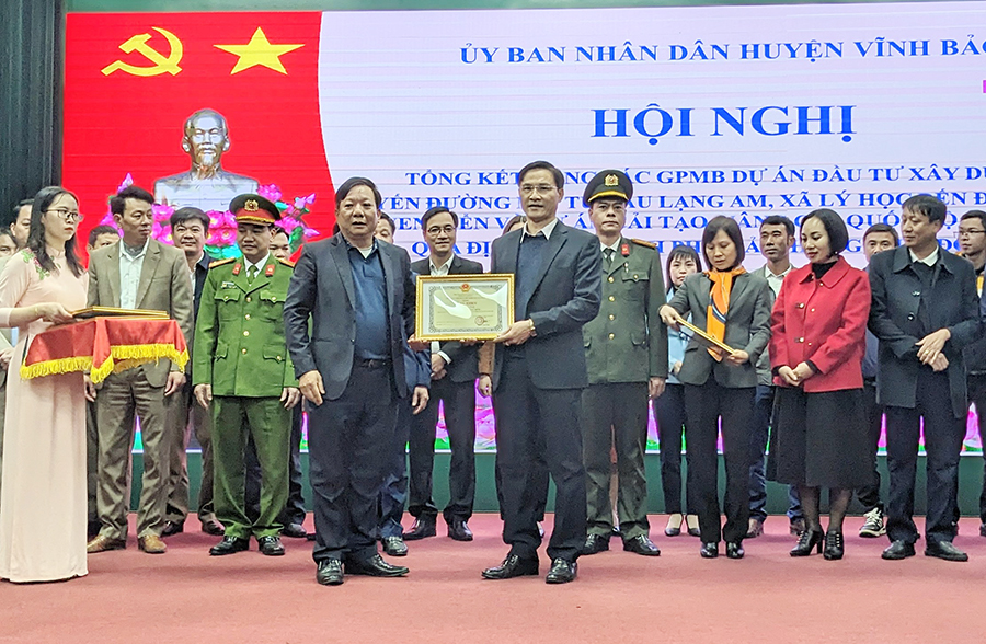 Đồng chí Nguyễn Đức Thọ- Phó Chủ tịch UBND thành phố trao bằng khen của UBND thành phố cho các tập thể, cá nhân có thành tích trong thực hiện GPMB 2 dự án 