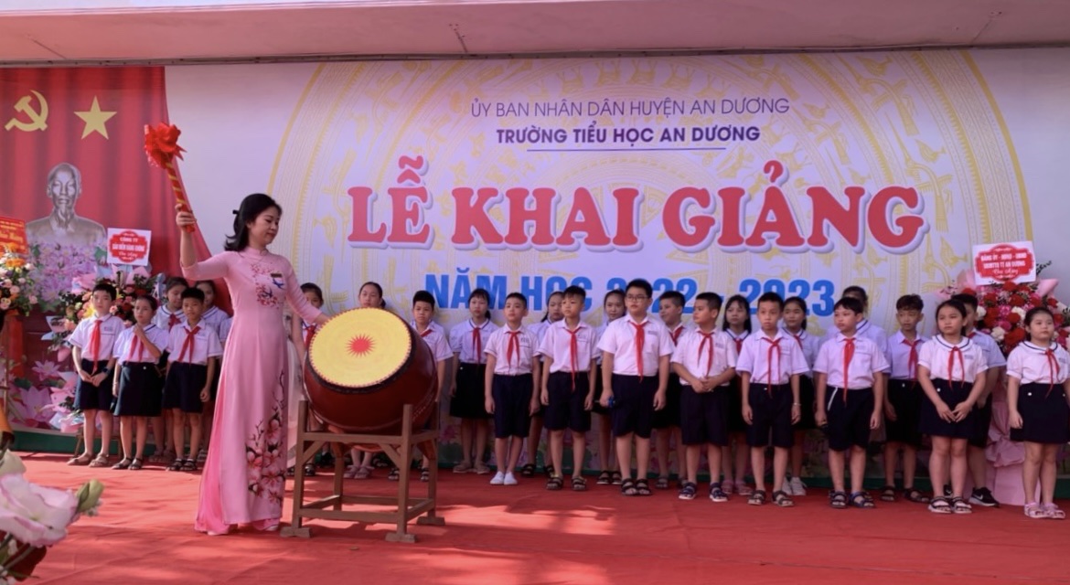 Cô Đỗ Thị Thanh Đượm- Hiệu trưởng nhà trường đánh trống khai  giảng năm học mới
