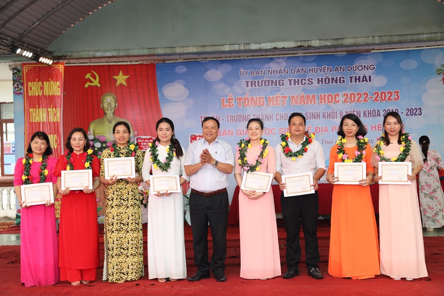 Lãnh đạo xã Hồng Thái, huyện An Dương khen thưởng động viên các giáo viên có thành tích xuất sắc trong bồi dưỡng học sinh giỏi 