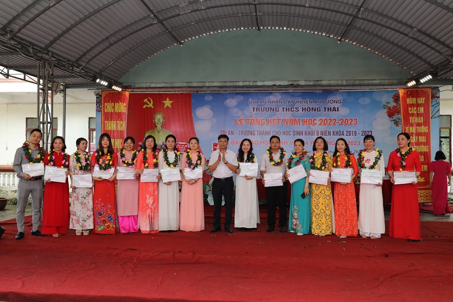 Lãnh đạo xã Hồng Thái, huyện An Dương khen thưởng động viên các giáo viên có thành tích xuất sắc trong bồi dưỡng học sinh giỏi 