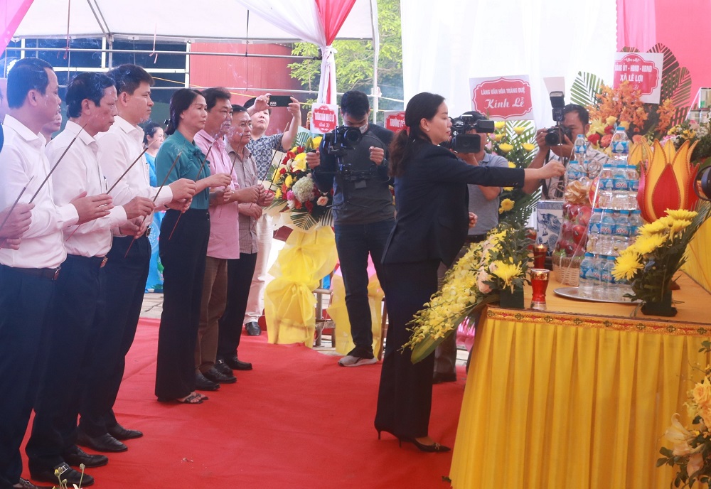 Đại diện lãnh đạo huyện An Dương thực hiện nghi lễ dâng hương tại đình Tràng Duệ