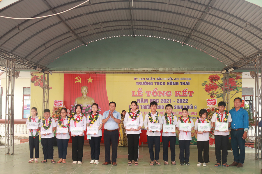 Lãnh đạo xã Hồng Thái trao biểu dương học sinh