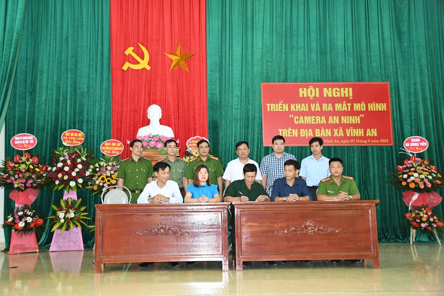 Đại diện lãnh đạo UBND huyện Vĩnh Bảo, Phòng xây dựng phong trào- CATP cùng chính quyền xã Vĩnh An chứng kiến ký kết giao ước thi đua