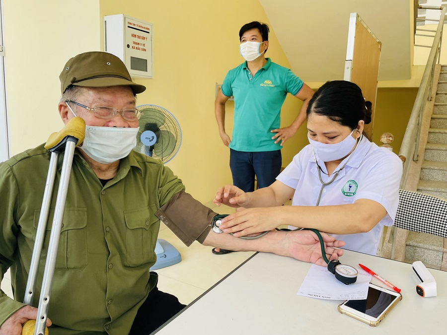 Các y bác sĩ Trạm Y tế xã Bắc Sơn khám bệnh cho các trường hợp người có công với cách mạng trên địa bàn xã 