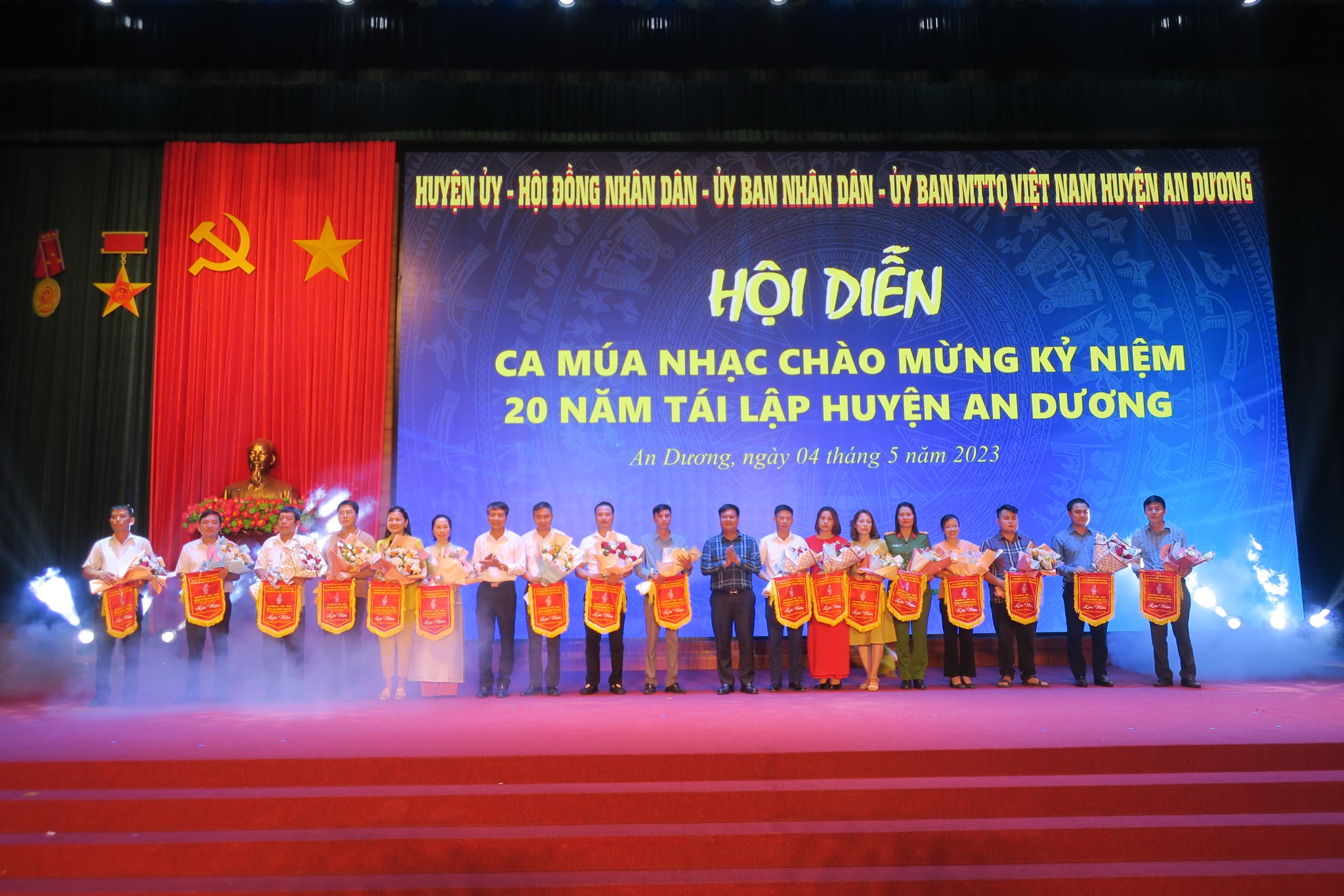 Lãnh đạo huyện An Dương tặng cờ lưu niệm các đơn vị tham gia hội diễn