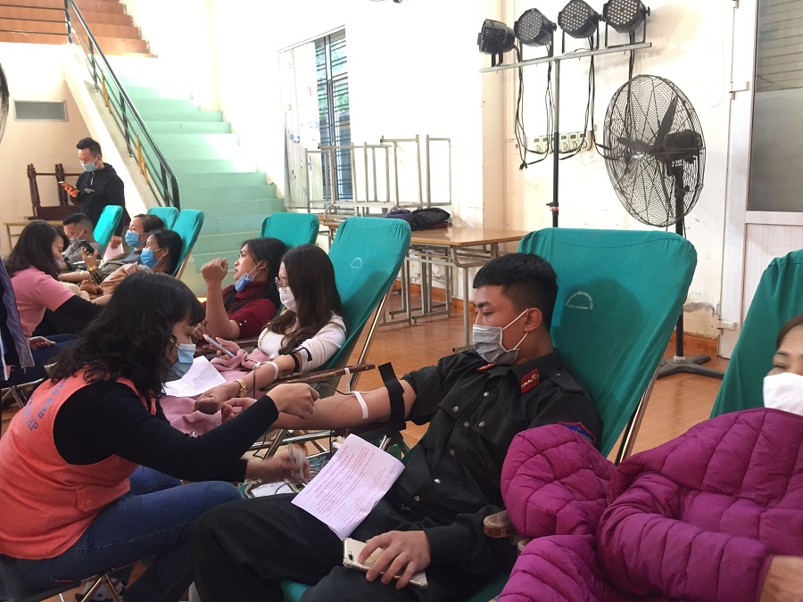 Lực lượng vũ trang đóng trên địa bàn huyện tích cực tham gia hiến máu 