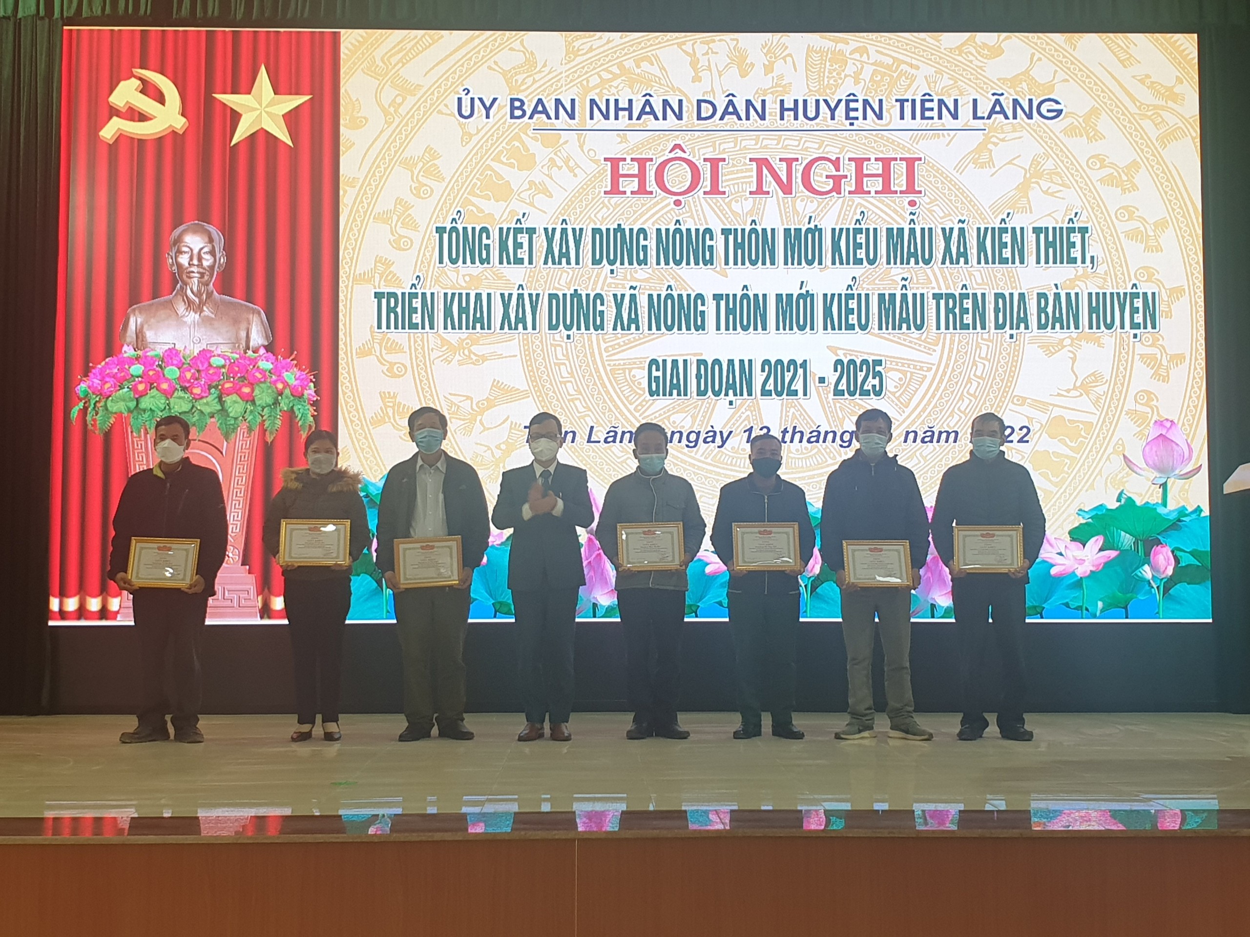 Đồng chí Bùi Thành Cương- Chủ tịch UBND huyện Tiên Lãng trao giấy khen của UBND huyện Tiên Lãng tặng các tập thể, cá nhân có thành tích trong xây dựng NTM tại xã Kiến Thiết  