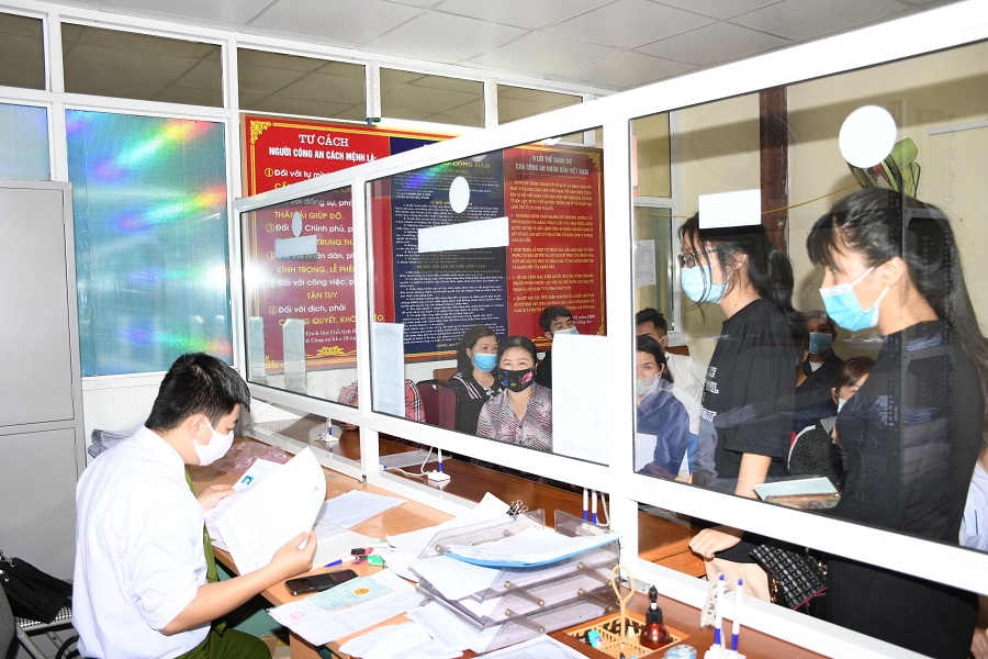 Trung bình một ngày bộ phận một cửa thuộc Công an huyện An Dương tiếp nhận hàng trăm hồ sơ về việc cấp thẻ căn cước công dân có gắn chíp