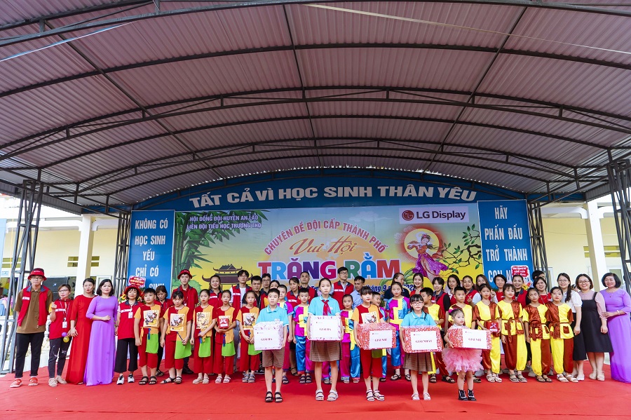 Công ty TNHH LG Display Việt Nam Hải Phòng trao tặng 100 suất quà và 10 suất quà đặc biệt cho những học sinh có hoàn cảnh khó khăn vươn lên trong học tập.