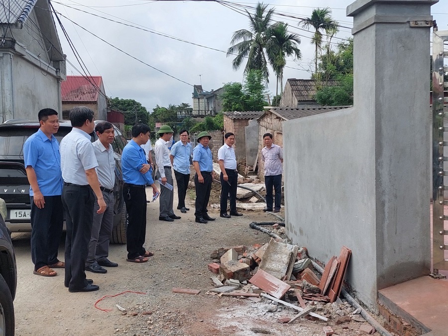 Đồng chí Nguyễn Đức Thọ kiểm tra thực địa tại các xã xây dựng nông thôn mới của huyện Vĩnh Bảo