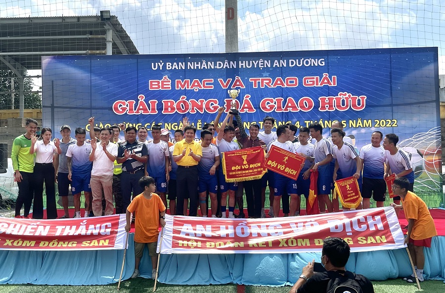 Đồng chí Phạm Việt Hùng, Chủ tịch UBND lãnh đạo huyện An Dương trao cúp, cờ tặng đội bóng đá xã An Hồng vô địch giải
