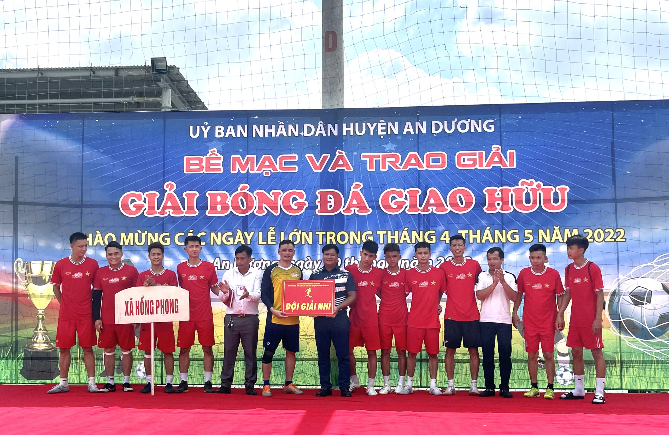 Đồng chí Phó Chủ tịch Thường trực UBND huyện Lương Thế Quý trao giải Nhì cho đội tuyển xã Hồng Phong