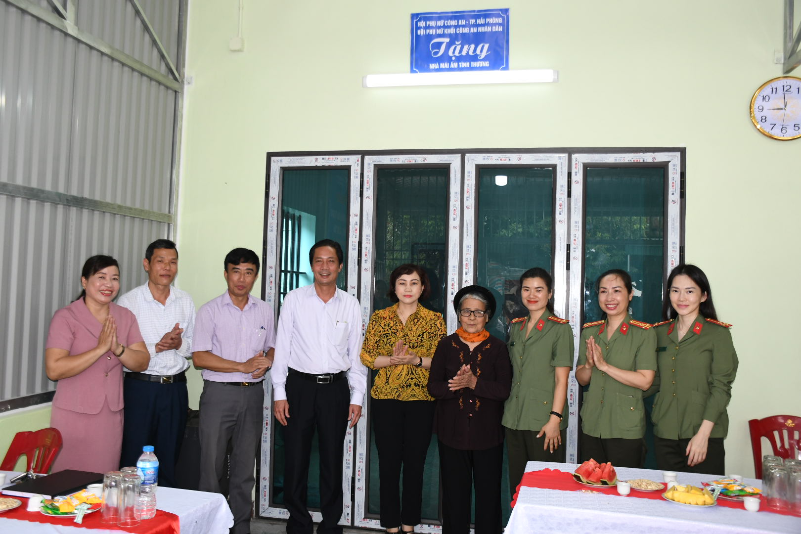 Các đại biểu chung vui với gia đình bà Đào Thị Giang