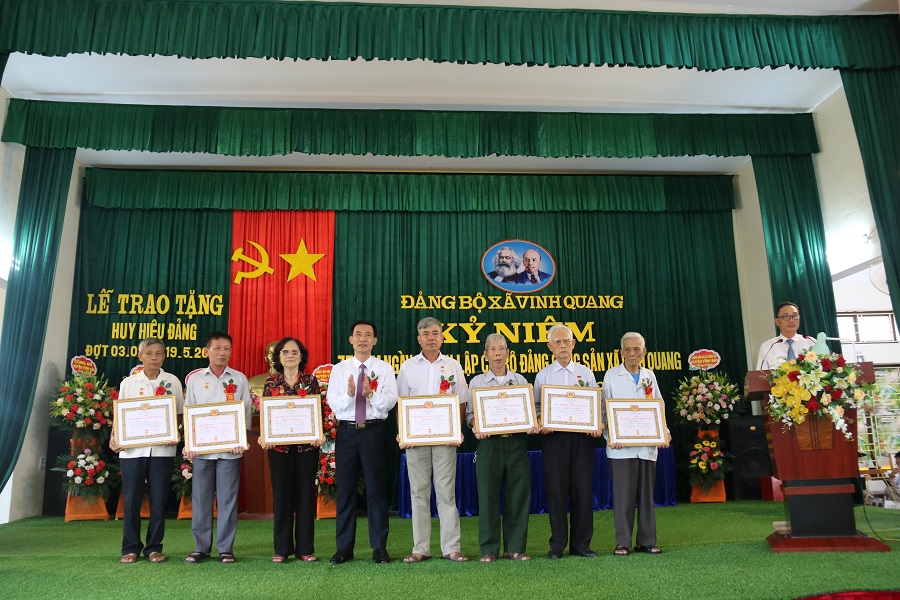 Tại Lễ kỷ niệm, đã có 8 đảng viên của Đảng bộ vinh dự được nhận huy hiệu Đảng đợt 3/2 và 19/5/2022
