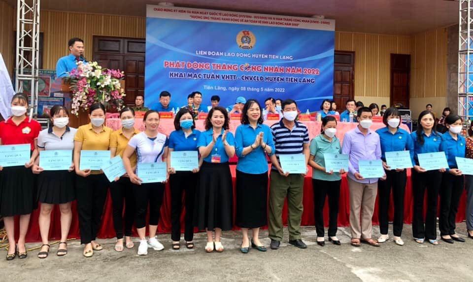 Hoạt động tặng quà cho CNVCLĐ trên địa bàn huyện Tiên Lãng