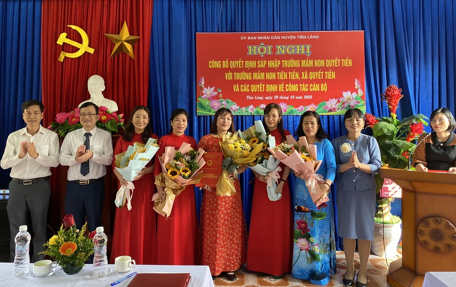 Lãnh đạo UBND huyện Tiên Lãng trao hoa và quyết định chúc mừng ban giám hiệu Trường mầm non Quyết Tiến sau sáp nhập 