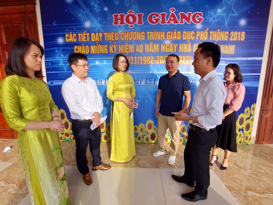 Giáo viên các trường học trên địa bàn huyện trao đổi chia sẻ kinh nghiệm, chuyên môn nghiệp tại Hội giảng.