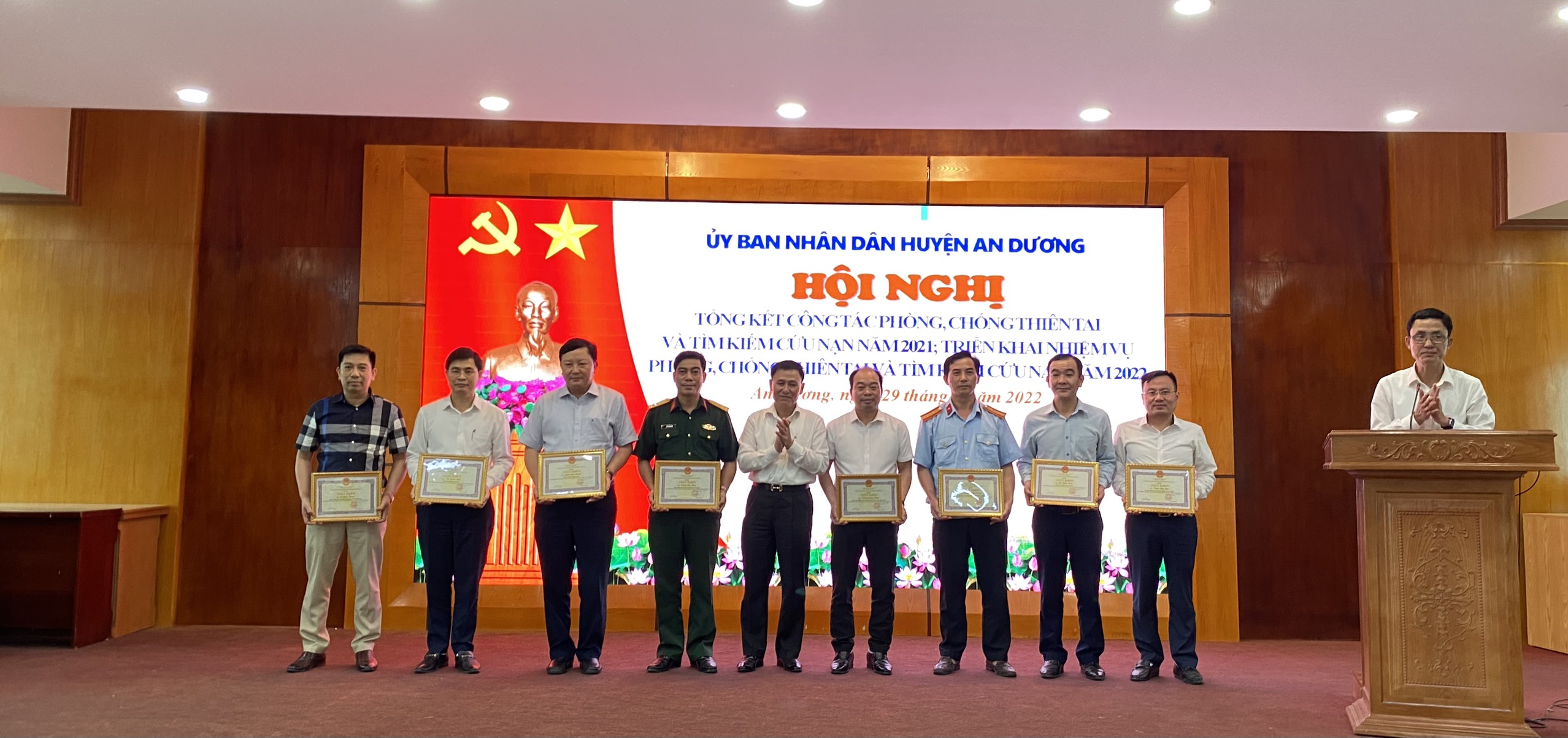 Lãnh đạo UBND huyện An Dương trao giấy khen tặng các tập thể, cá nhân có thành tích xuất sắc trong công tác PCTT-TKCN năm 2021.