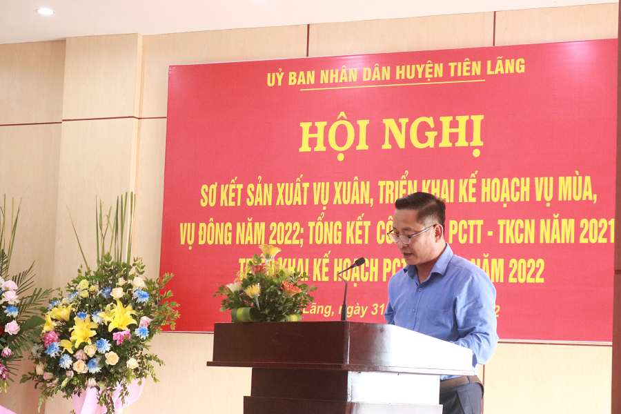 Đồng chí Vũ Ngọc Ngưng- Chủ tịch UBND xã Kiến Thiết, huyện Tiên Lãng phát biểu tham luận tại hội nghị