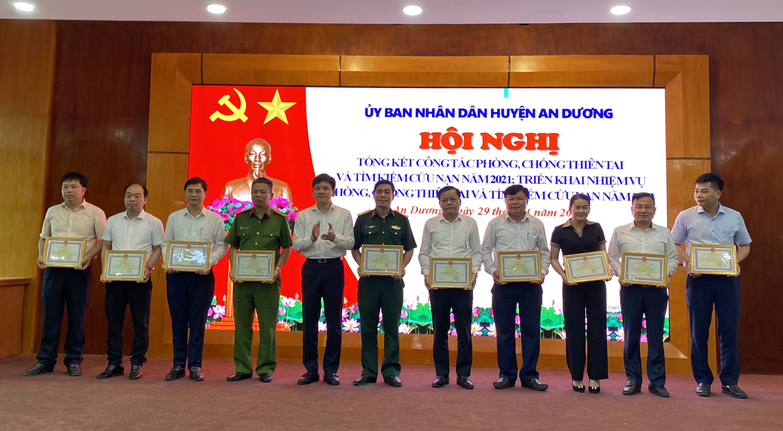 Lãnh đạo UBND huyện An Dương trao giấy khen tặng các tập thể, cá nhân có thành tích xuất sắc trong công tác PCTT-TKCN năm 2021.