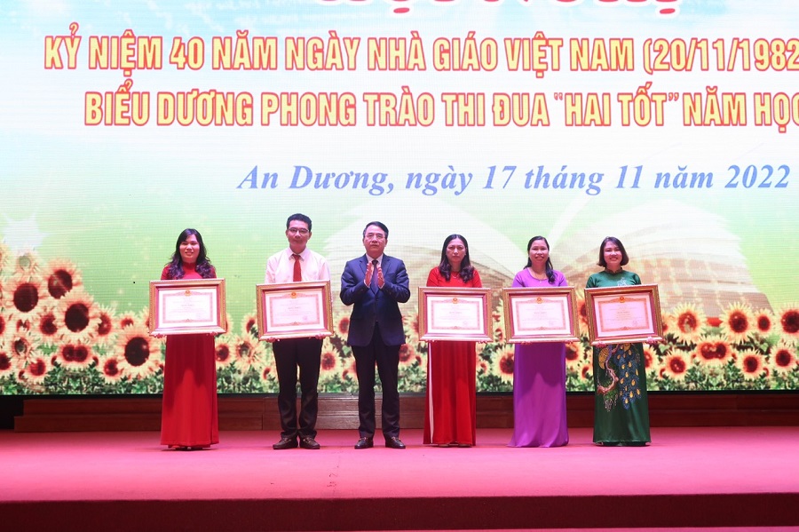 Đồng chí Lê Khắc Nam- Phó Chủ tịch UBND thành phố tặng Bằng khen của Thủ tướng Chính phủ cho các tập thể, cá nhân 