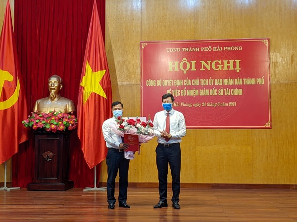 Phó Chủ tịch Thường trực UBND thành phố Lê Anh Quân trao Quyết định và tặng hoa chúc mừng Giám đốc Sở Tài chính Lương Văn Công