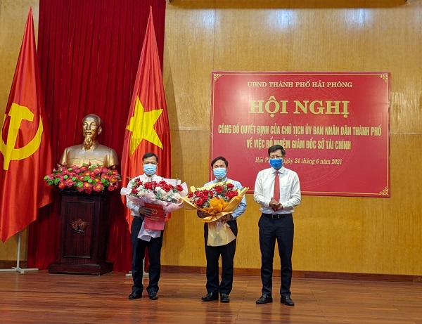 Phó Chủ tịch Thường trực UBND thành phố Lê Anh Quân chúc mừng các đồng chí Lê Ngọc Trữ và Lương Văn Công