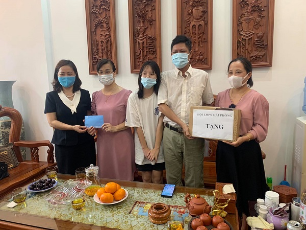 Chủ tịch Hội LHPN thành phố Vũ Thị Kim Liên thăm tặng quà gia đình Hội viên Hội Nữ doanh nhân thành phố Nguyễn Thị Hương Giang