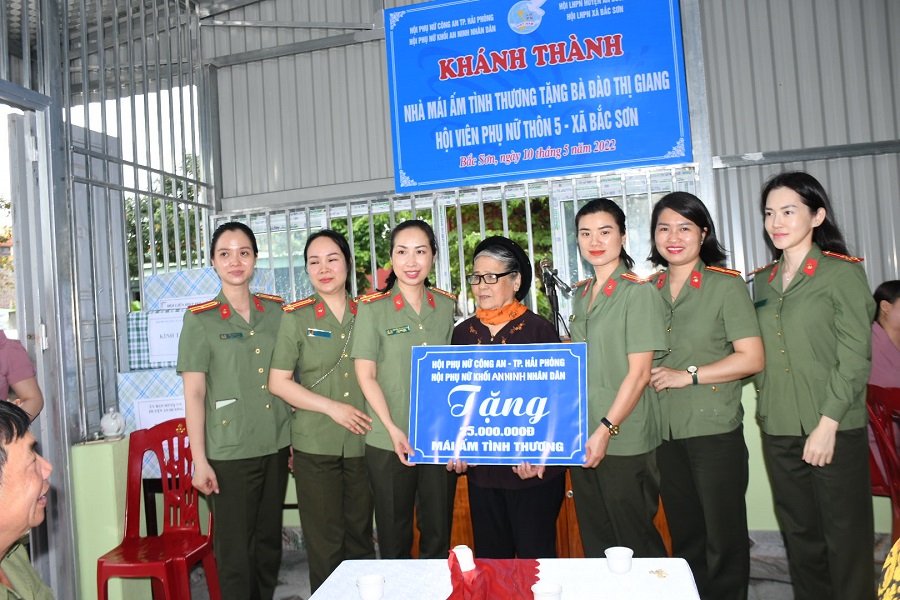 Hội phụ nữ khối an ninh nhân dân trao tặng kinh phí xây nhà cho gia đình bà Đào Thị Giang 