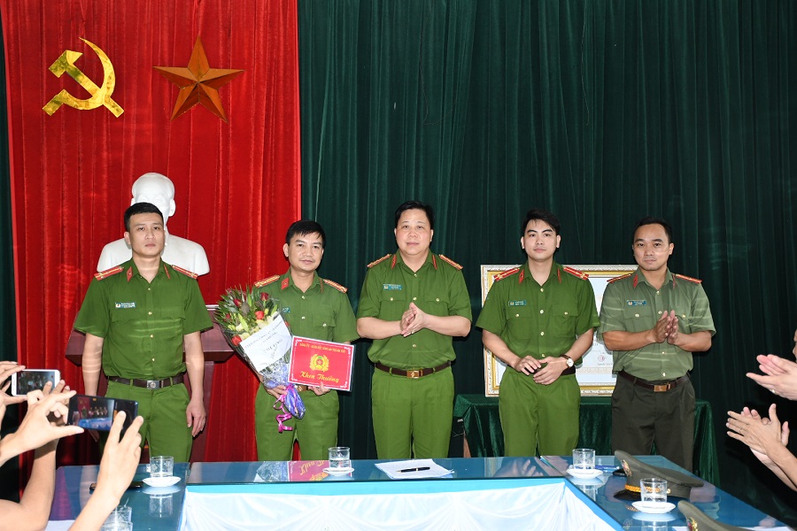 Đồng chí Đại tá Bùi Trung Thành- Phó Giám đốc tặng quà, biểu dương CAH Vĩnh Bảo, CAX Tam Cường trong đợt cao điểm cấp CCCD. 