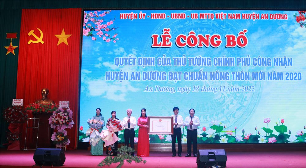 Các đồng chí lãnh đạo thành phố tặng hoa và quyết định công nhận huyện An Dương đạt chuẩn nông thôn mới 