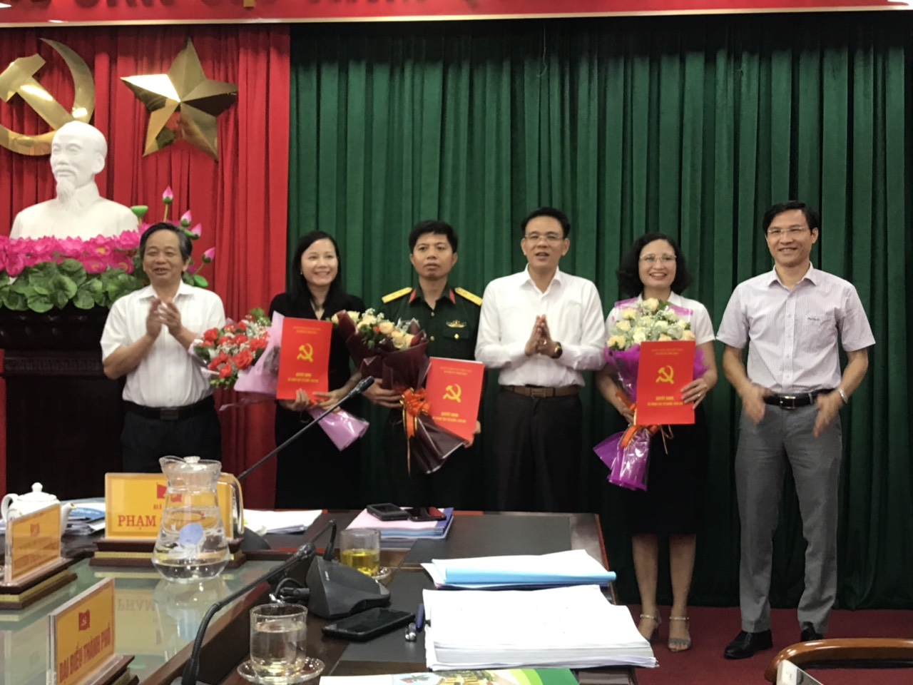 Bí thư Huyện ủy Vĩnh Bảo trao quyết định cho 3 đồng chí tham gia BCH nhiệm kỳ 2015- 2020 