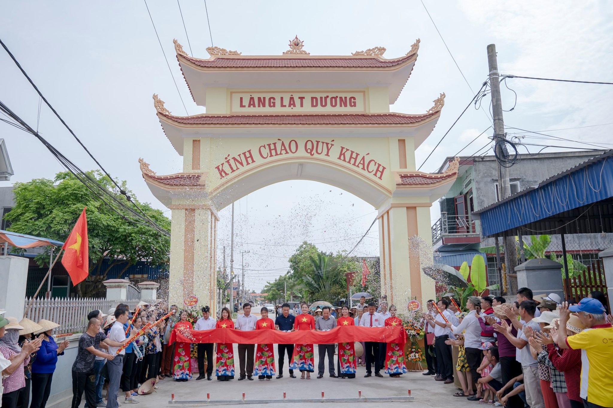Các đại biểu cắt băng khánh thành cổng làng Lật Dương