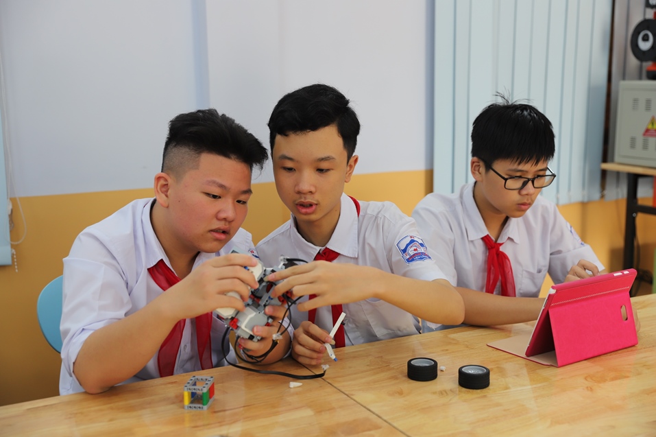 Học sinh Trường THCS Đoàn Lập học tập trên thiết bị thông minh từ nguồn xã hội hóa 