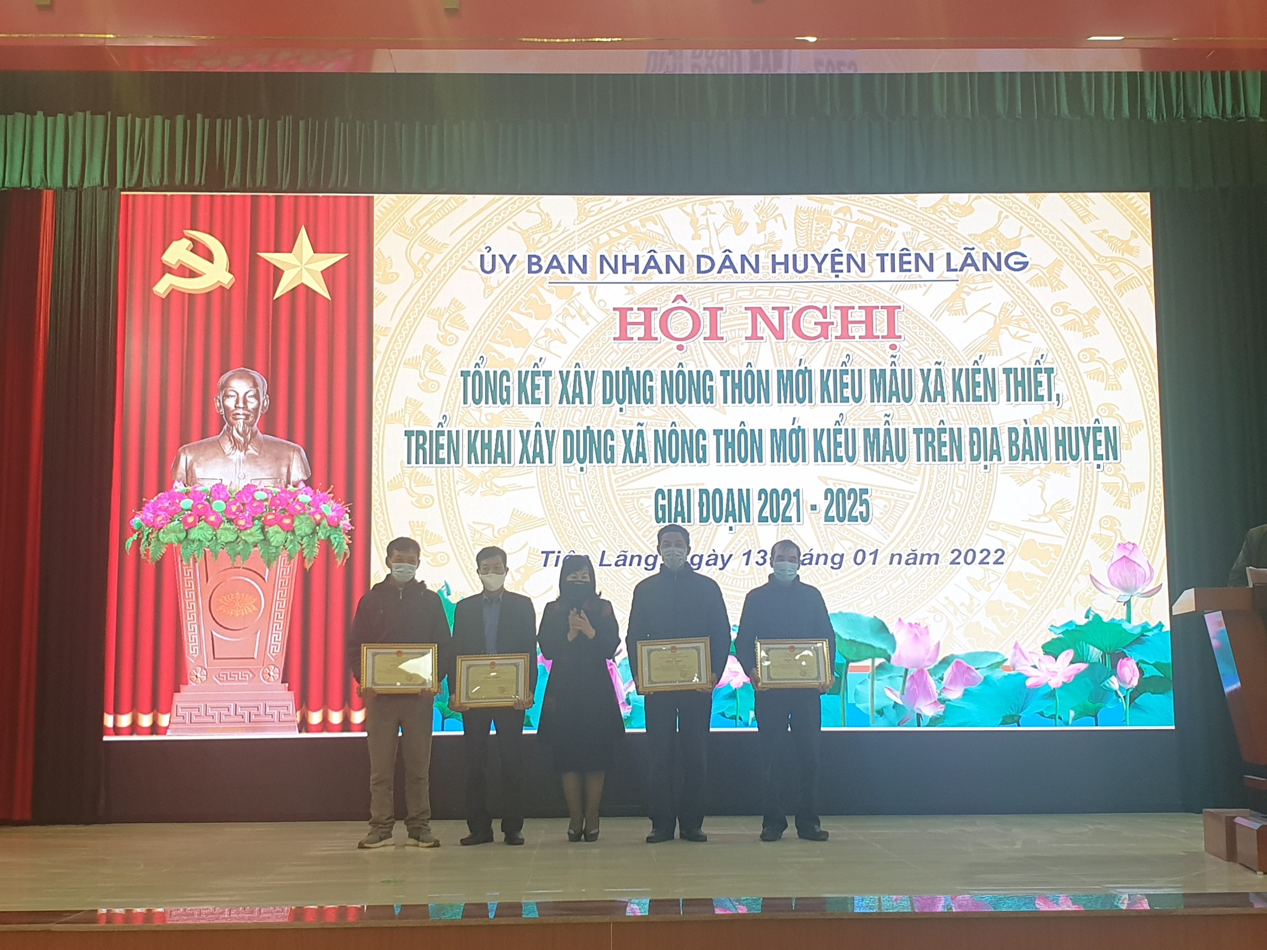 Đồng chí Nguyễn Thị Mai Phương- Thành ủy viên, Bí thư Huyện ủy trao bằng khen của Chủ tịch UBND thành phố tặng các tập thể, cá nhân có thành tích trong xây dựng NTM tại xã Kiến Thiết  