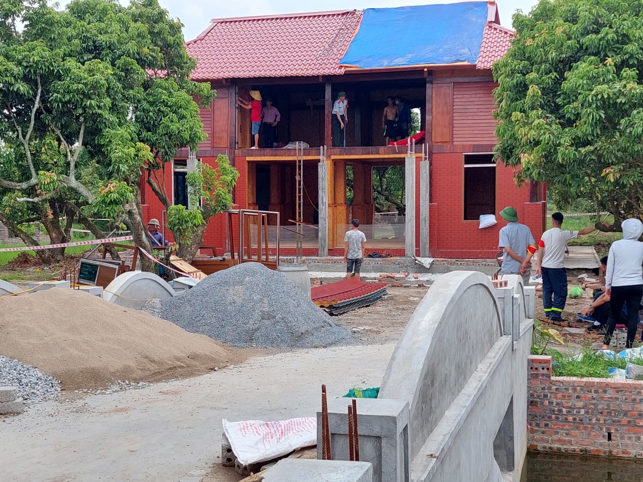 Trong 2 ngày 1 và 2-7 hai hộ gia đình với sự hỗ trợ của chính quyền huyện Tiên Lãng đã tiến hành tháo dỡ xong cơ bản các công trình vi phạm