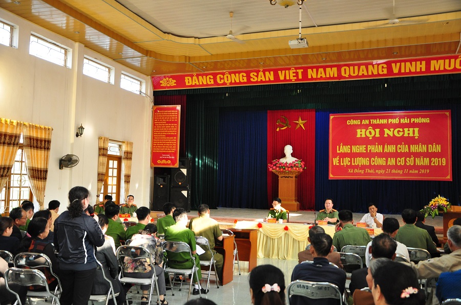 Đại tá Nguyễn Quốc Hùng- Phó Giám đốc CATP lắng nghe ý kiến người dân xã Đồng Thái, An Dương 