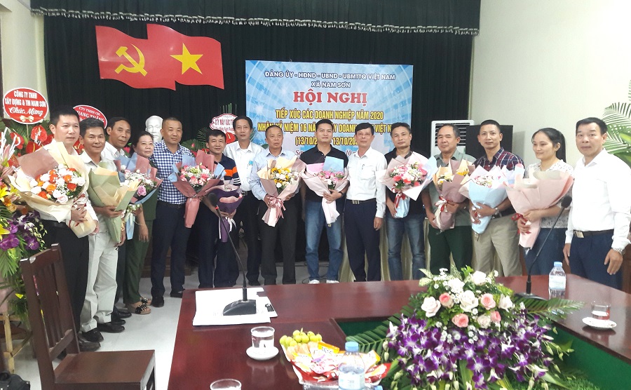 Lãnh đạo xã Nam Sơn, huyện An Dương tặng hoa chúc mừng các doanh nghiệp tiêu biểu của xã