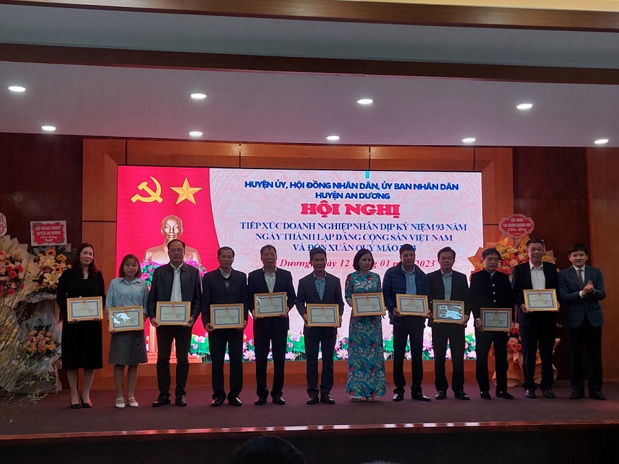 Đồng chí Phạm Việt Hùng, Phó Bí thư Huyện ủy, Chủ tịch UBND huyện An Dương trao giấy khen tặng các doanh nghiệp