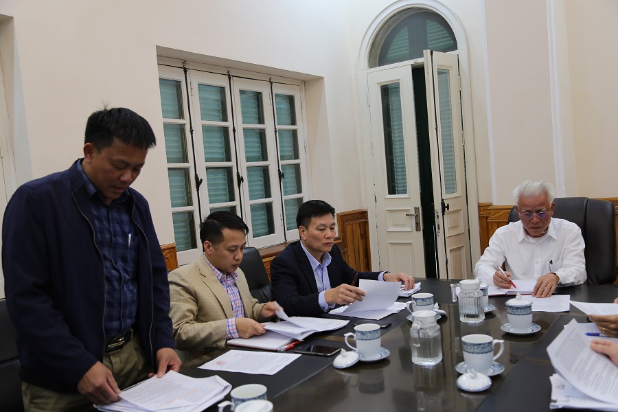 Phó Chủ tịch UBND TP Nguyễn Đình Chuyến nghe  huyện Thủy Nguyên báo cáo khó khăn vướng mắc thực hiện dự án 