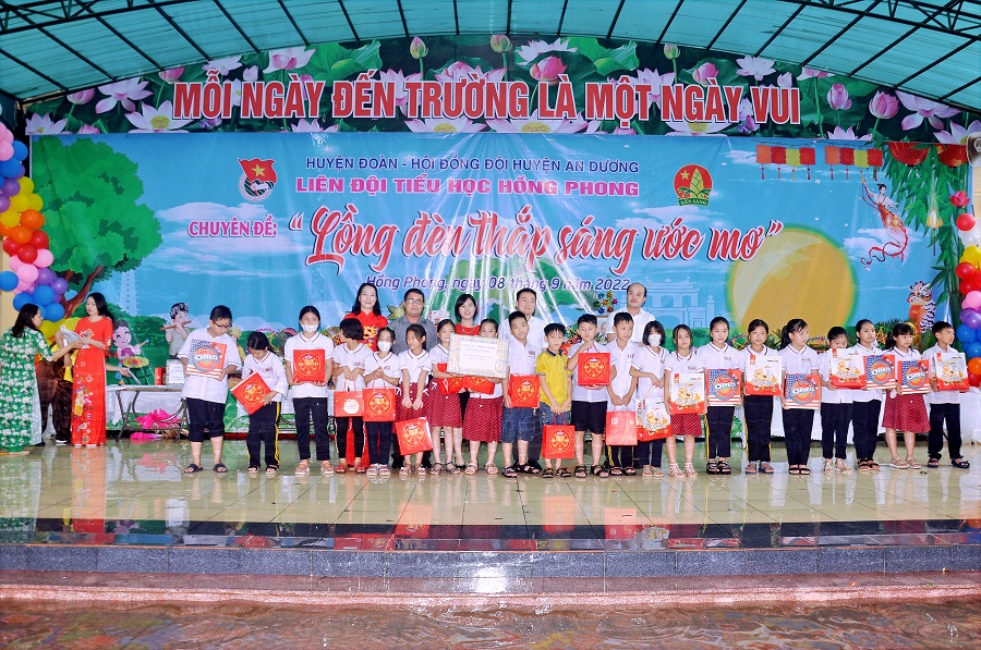 Các phần quà của công ty được trao tặng tới Trường tiểu học Hồng Phong, huyện An Dương