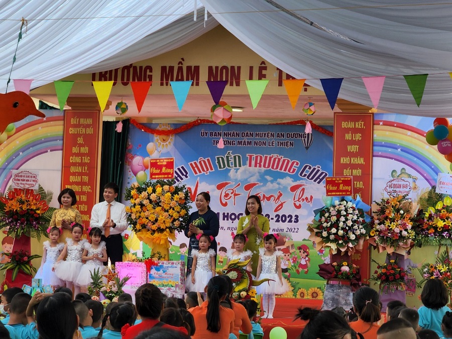 Đồng chí Phạm Việt Hùng- Chủ tịch UBND huyện An Dương dự lễ khai giảng tại Trường mầm non Lê Thiện