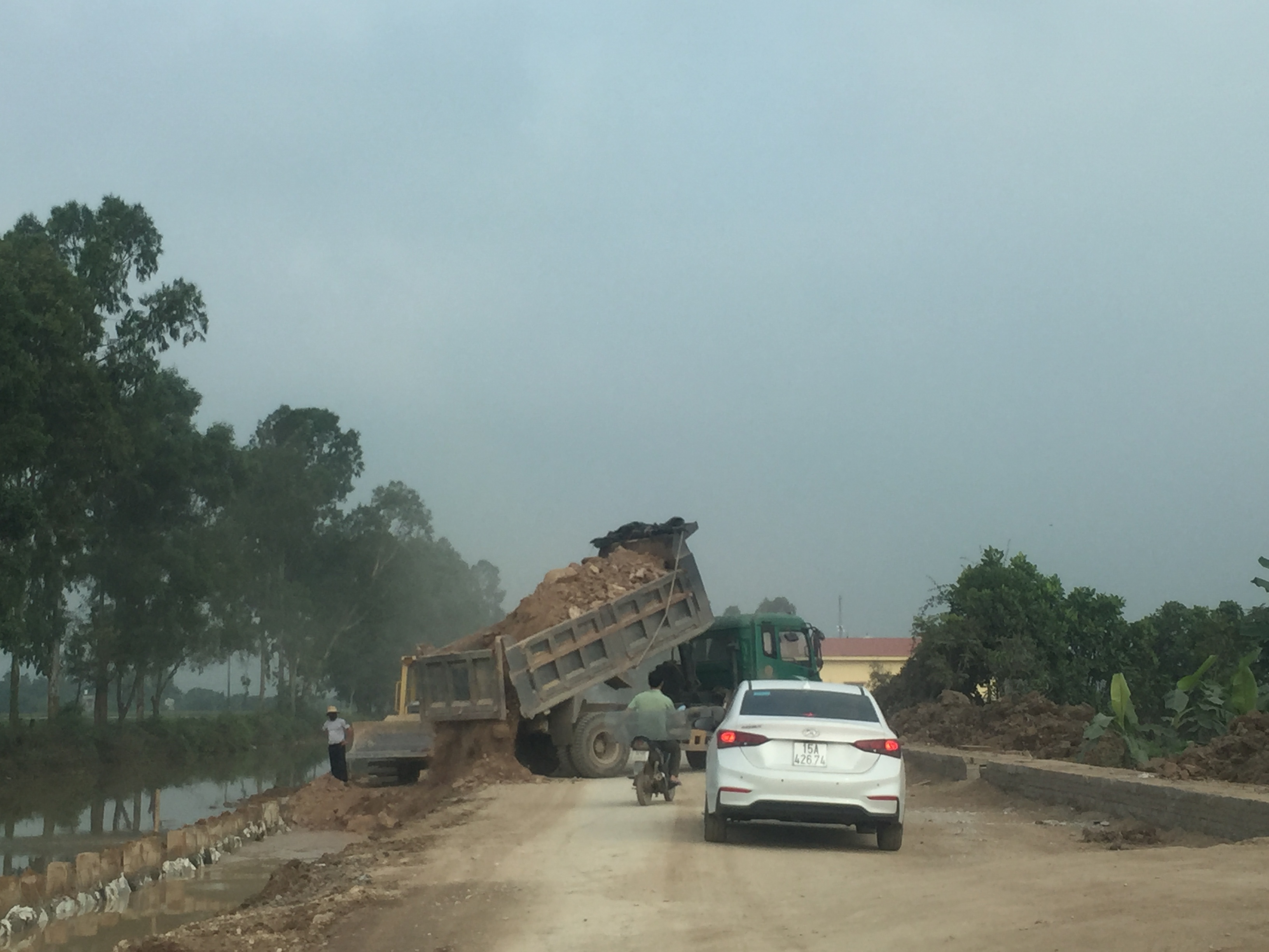 Đơn vị thi công đẩy nhanh tiến độ thi công đảm bảo đưa tuyến đường vào sử dụng trong tháng 7 tới. 