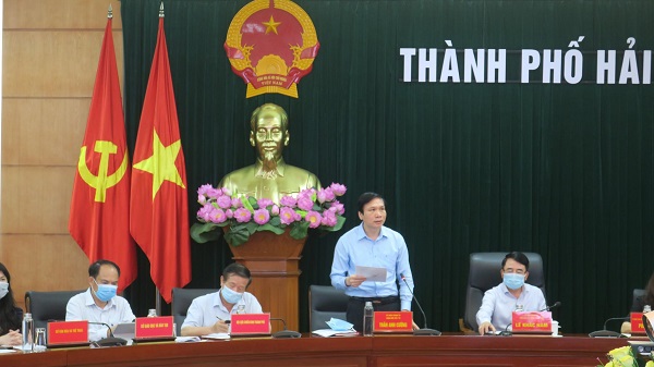 Đồng chí Trần Anh Cường, Giám đốc Sở Y tế báo cáo công tác phòng chống dịch Covid-19 trên đia bàn thành phố
