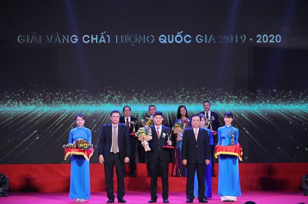 Ông Chu Văn Phương- Thành viên HĐQT, Tổng Giám đốc Công ty CP Nhựa Thiếu niên Tiền Phong nhận Giải vàng Chất lượng Quốc gia năm 2019 cho công ty CP Nhựa Thiếu niên Tiền Phong.