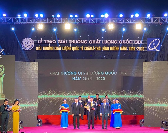 Ông Phạm Đức Đạt- Phó Tổng Giám đốc Kinh doanh Công ty CP Nhựa Thiếu niên Tiền Phong phía Nam lên nhận Giải thưởng Chất lượng Quốc gia cho Công ty CP Nhựa Thiếu niên Tiền Phong phía Nam.